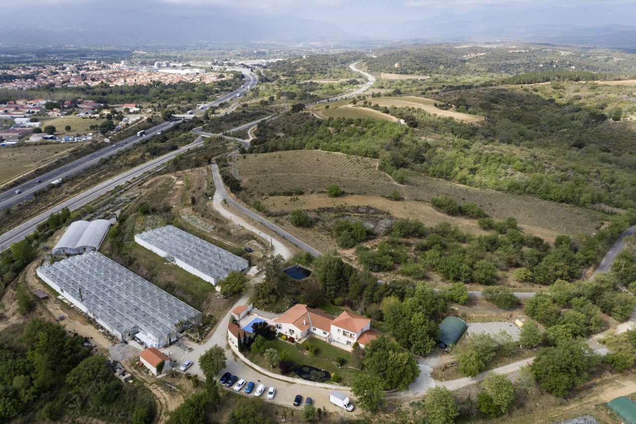 Photo aérienne par drone de serres horticoles professionnelles