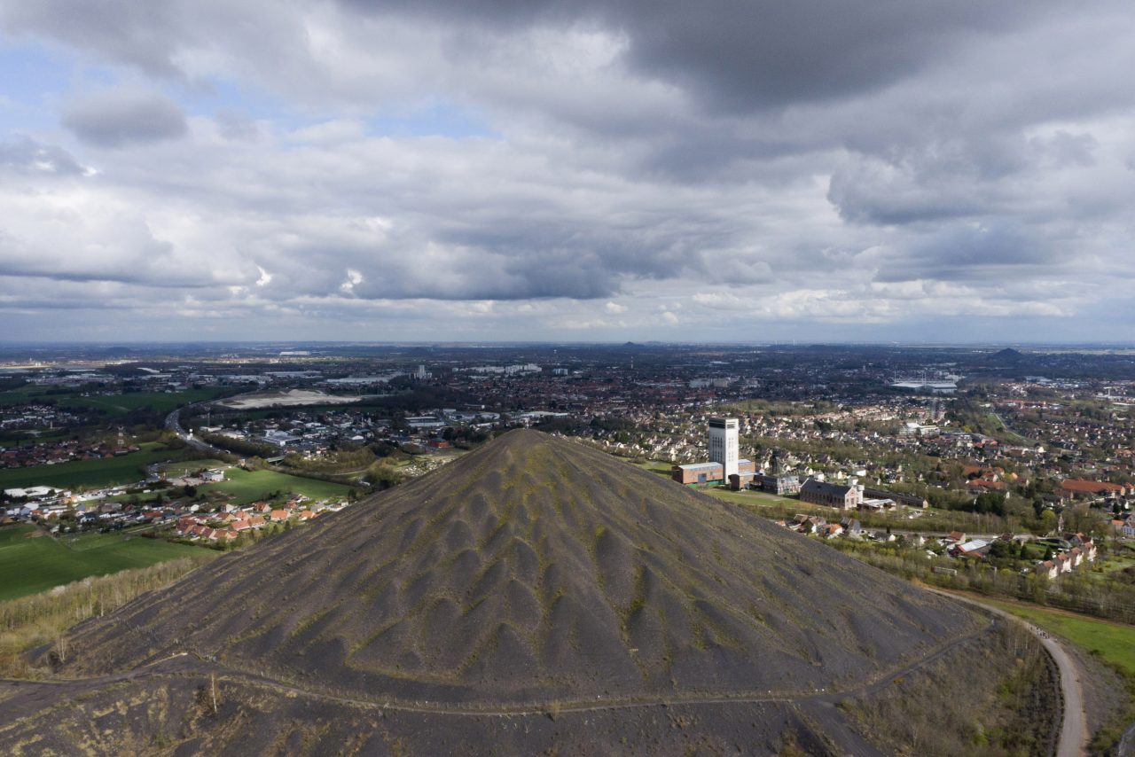 Photo aérienne de paysage industriel par drone d'un terril dans le nord de la France