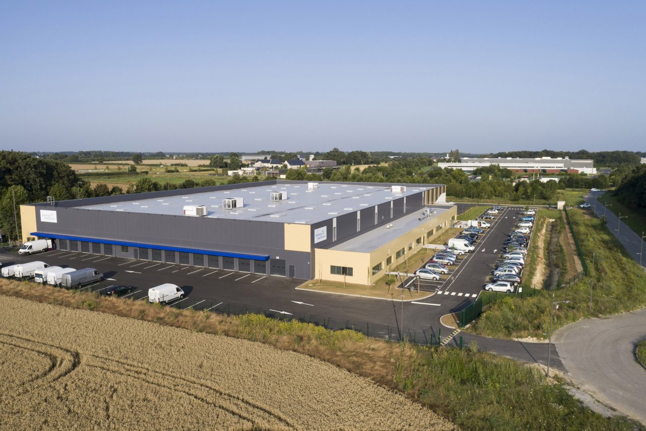 Photographie aérienne par drone d'un site industriel logistique