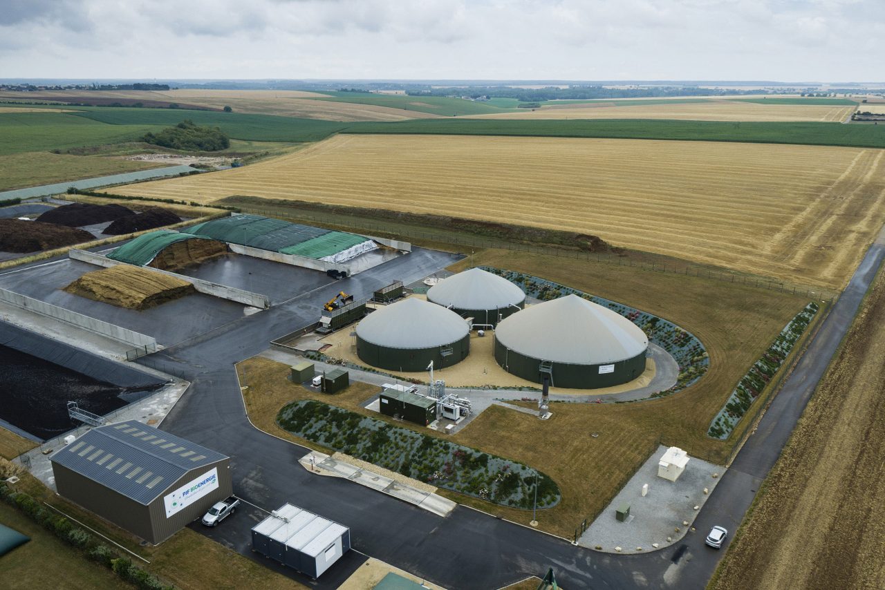 Photo industrielle aérienne par drone d'une usine de biogaz