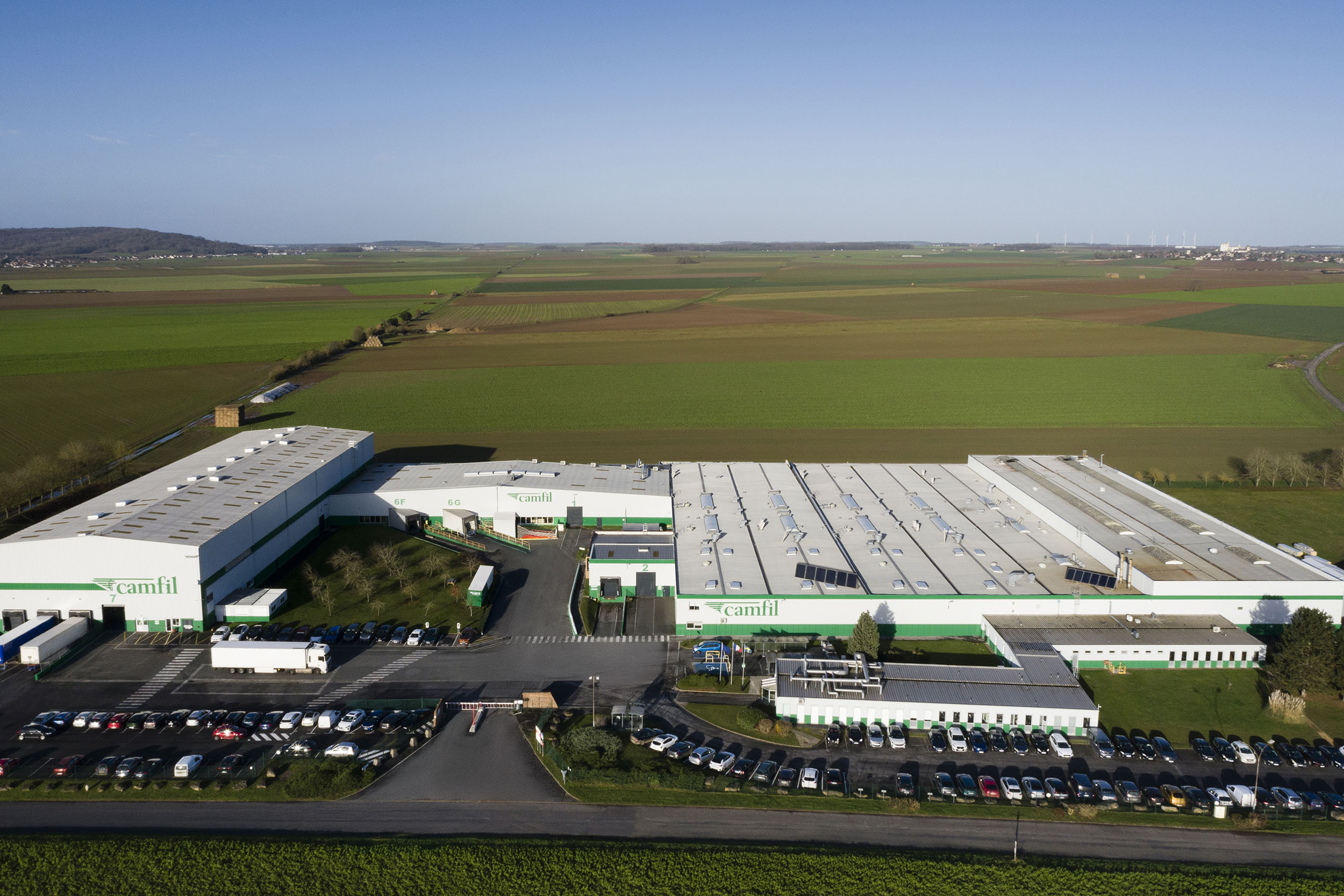 Photo industrielle aérienne par drone d'une usine dans la campagne