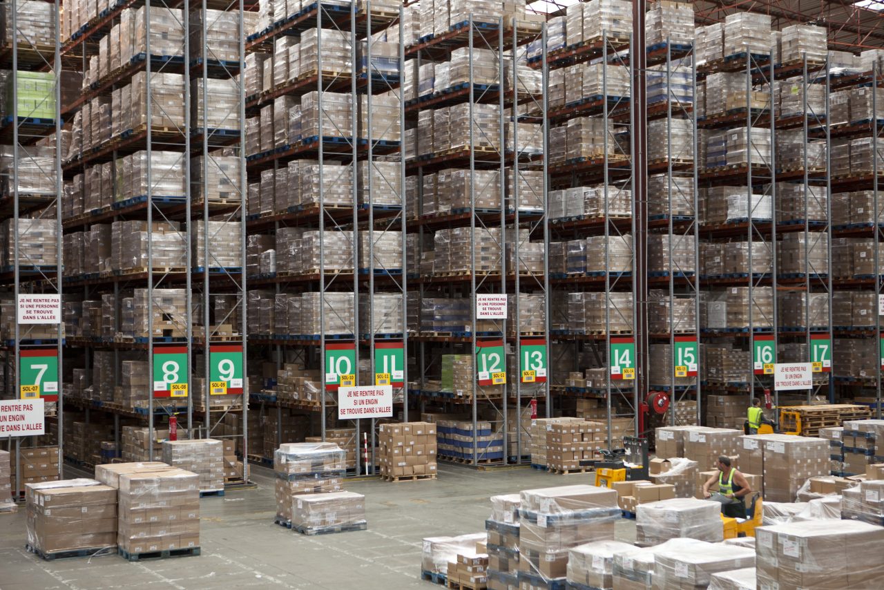 Photo industrielle de reportage en entreprise, entrepôt logistique monumental