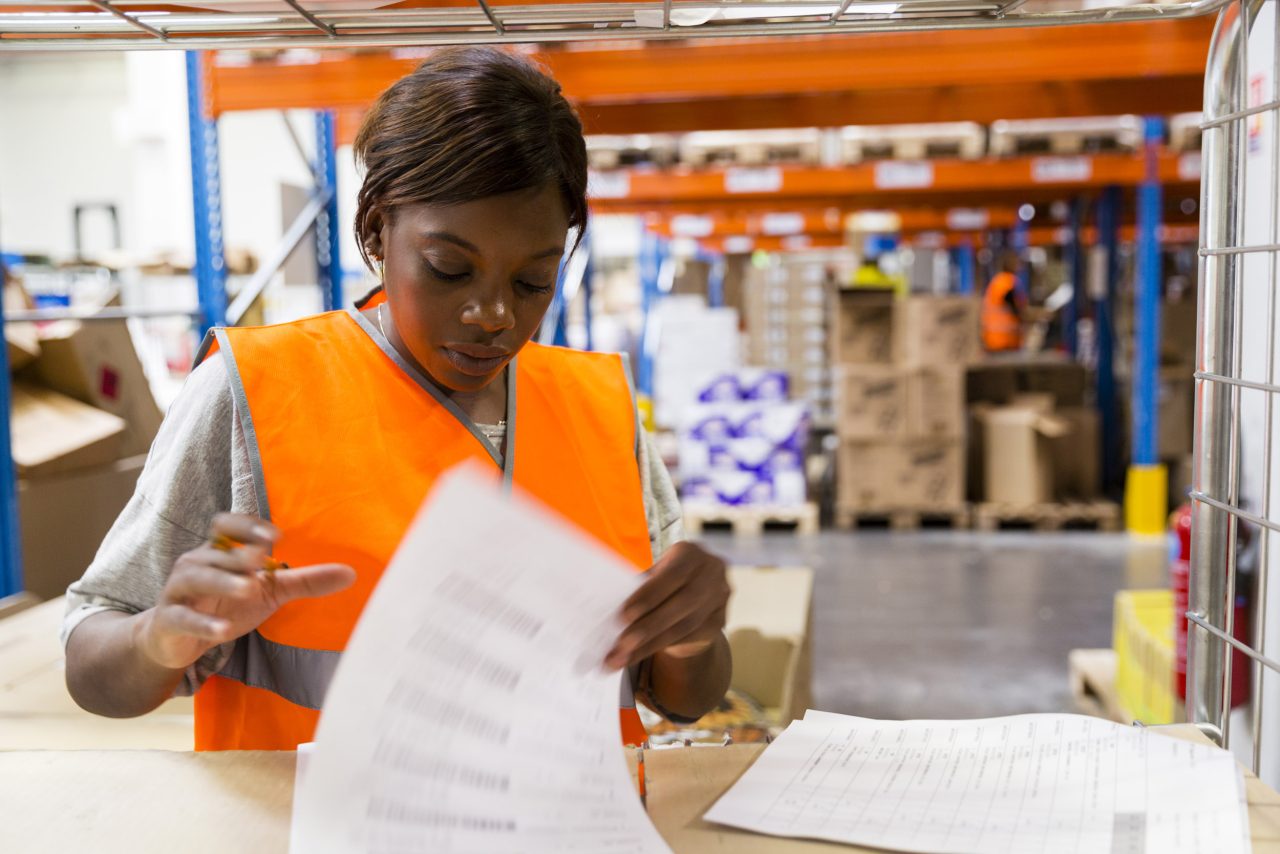 Portrait métier d'une femme au travail dans un entrepôt d'une entreprise industrielle logistique