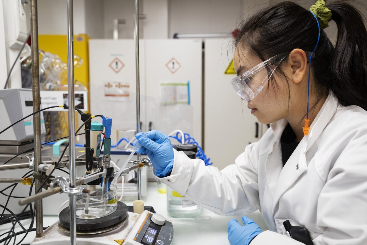 Photo industrielle de portrait métier d'une technicienne de laboratoire