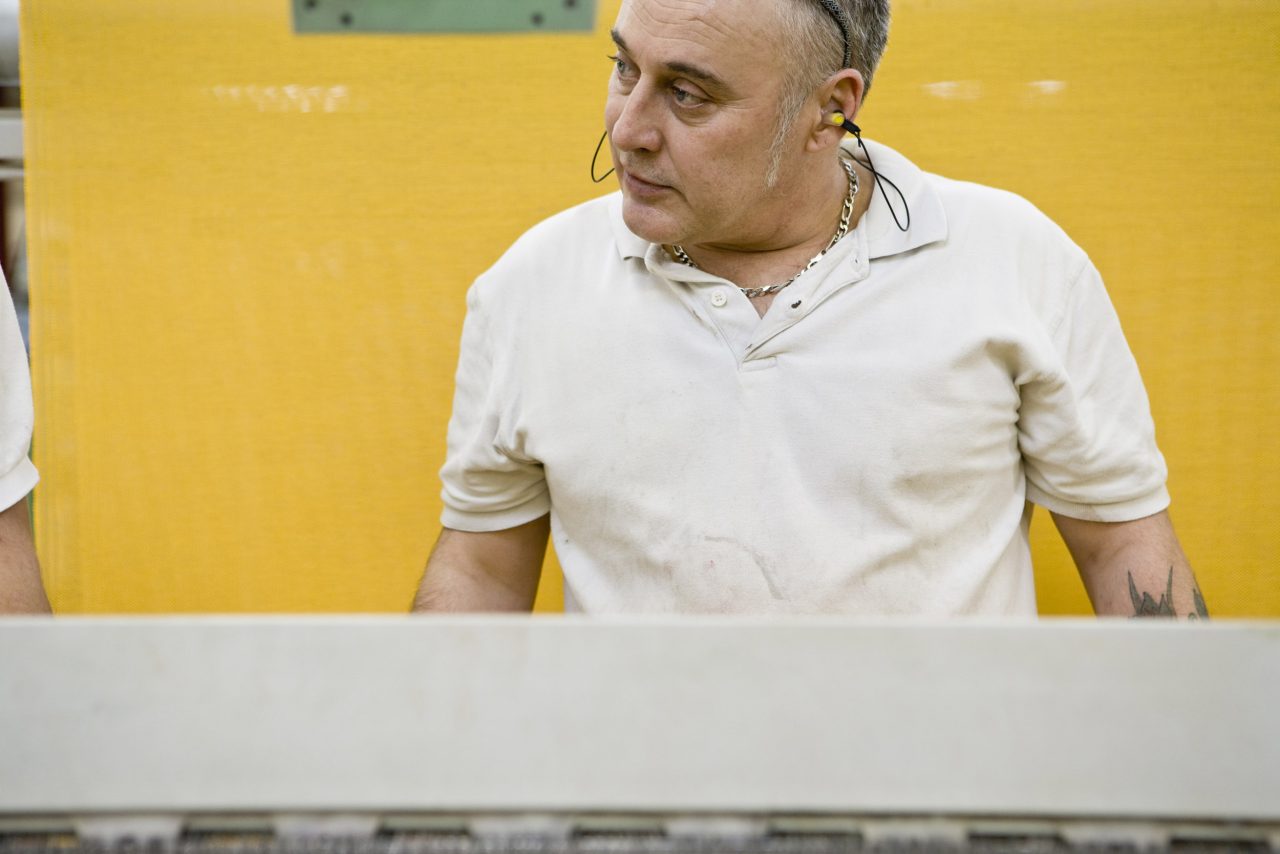 Photo industrielle de portrait métier d'un mécanicien régleur dans l'industrie textile