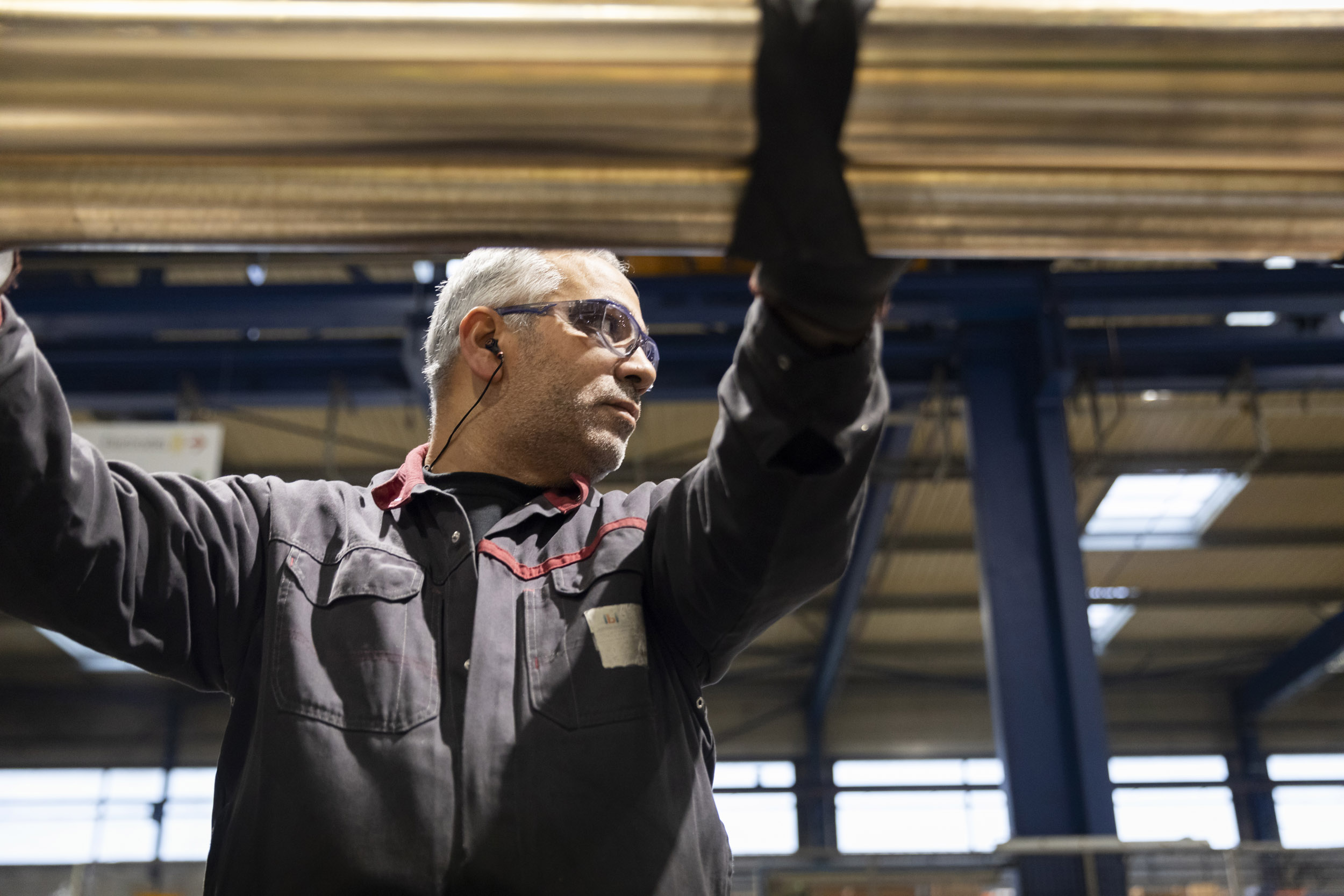 Photographie industrielle de portrait métier d'un homme au travail dans une usine