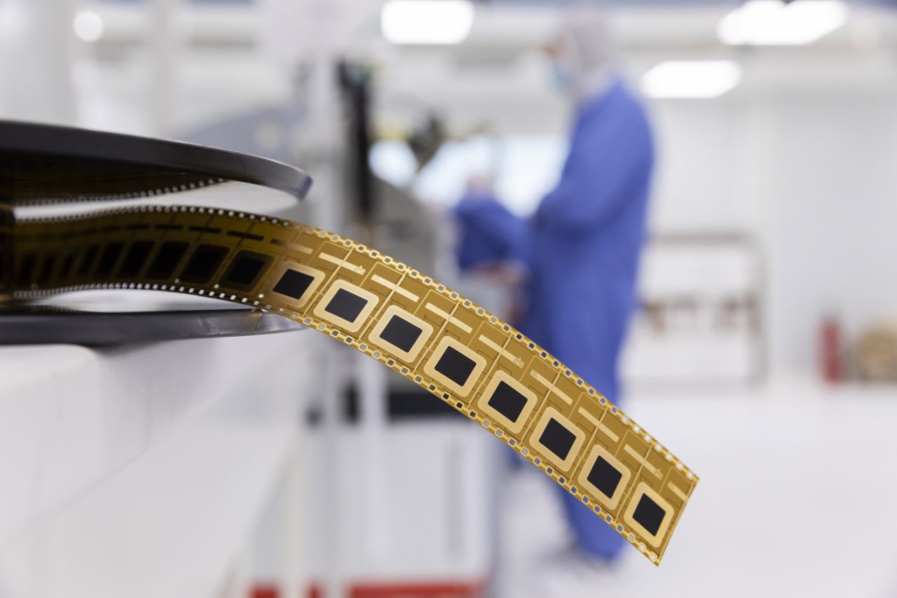 Photo industrielle de reportage en entreprise haute technologie homme au travail dans une salle blanche